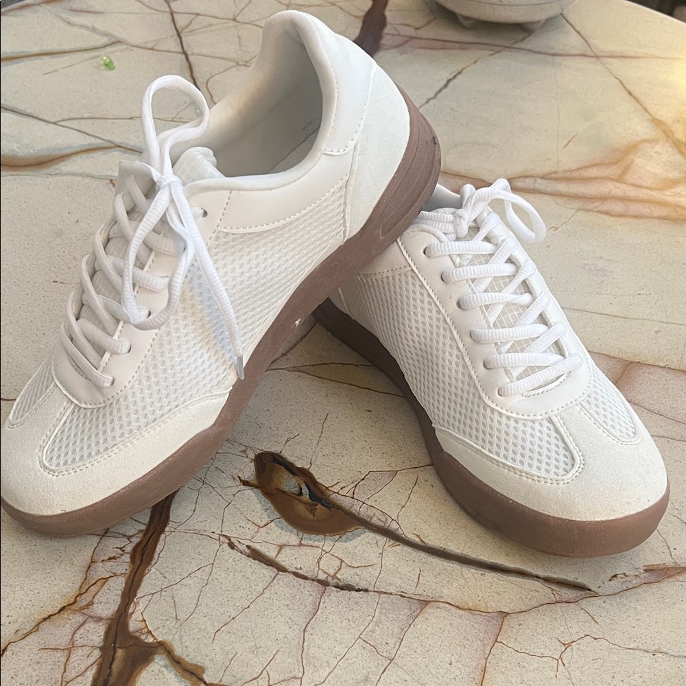 ✨ La Sheelah White Sneakers w/ Suede Detail – Size 9 (EUC) ✨